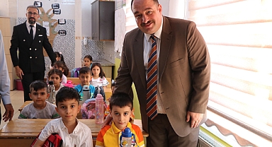 Ekinci minik öğrencileri ilk günlerinde yalnız bırakmadı