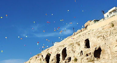 Şanlıurfa'da balonlar dünya barışı için gökyüzüne bırakıldı