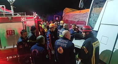 Otobüs ile TIR çarpıştı: 2 kişi öldü, 20 kişi yaralandı