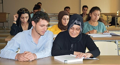 Şanlıurfa'da anne ve oğlu aynı sınıfta okuyor