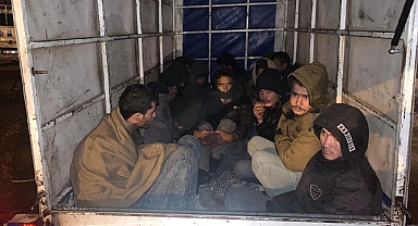 Şanlıurfa'da 'dur' ihtarına uymayan araçtan 45 kaçak göçmen çıktı