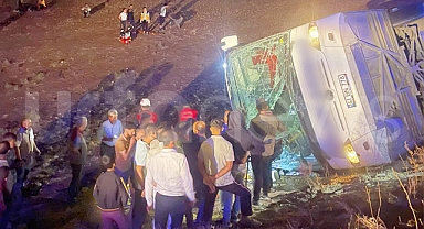 Şanlıurfa'da yolcu otobüsü devrildi