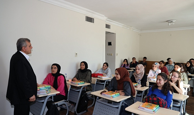 Beyazgül öğrencilerle bir araya geldi