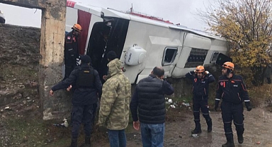 Diyarbakır'da yolcu otobüsü devrildi: 33 yaralı