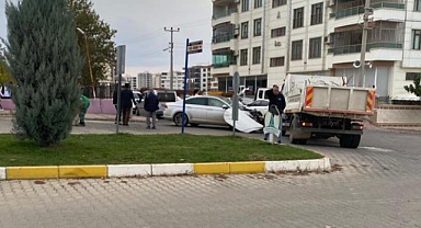 Karaköprü'de iki otomobil çarpıştı