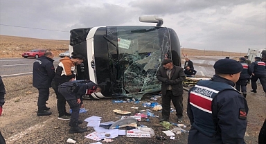 Otobüs devrildi, 2 kişi öldü, 20 kişi yaralandı