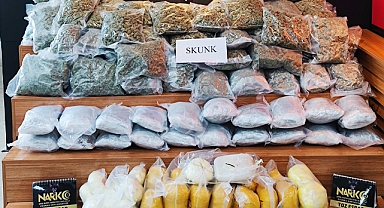 Şanlıurfa'da bir araçta 74 kilo uyuşturucu ele geçirildi
