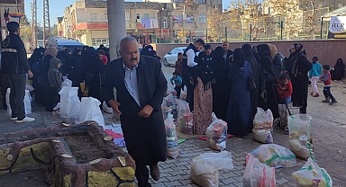Akçakale'de selden etkilenen mültecilere gıda yardımı yapıldı