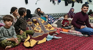 Akçakale'de yağmurdan etkilenen aileler geceyi taziye evinde geçirdi