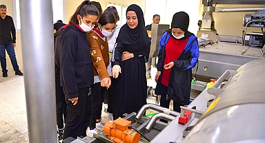Şanlıurfa'da meslek lisesi öğrencileri zeytinyağı üretimi için çalışıyor