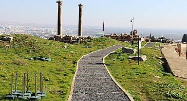 Tarihi Urfa Kalesine yürüyüş yolu yapıldı