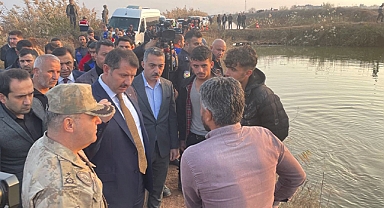 Vali Ayhan, çok sayıda göçmenin hayatını kaybettiği olay yerinde