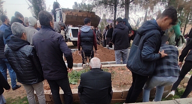 Ölü bulunan baba ve çocukları Şanlıurfa'da toprağa verildi