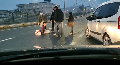 Şanlıurfa'da demir korkuluklardan atlayan yayaya otomobil çarptı