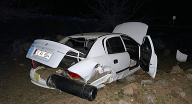 Şanlıurfa'da otomobil şarampole devrildi: Yaralılar var
