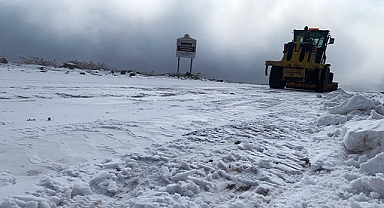 Siverek'te kar nedeniyle kapanan yollarda çalışma