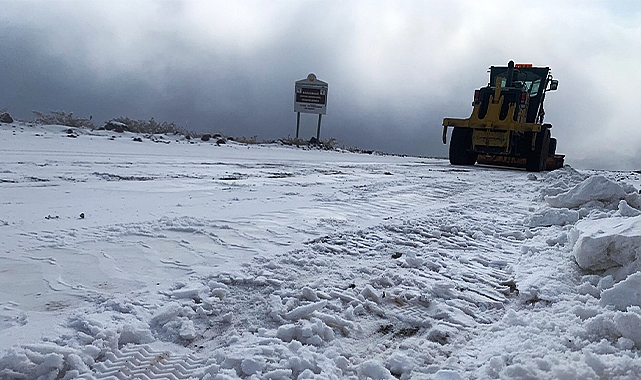 Siverek&#039;te kar nedeniyle kapanan yollarda çalışma