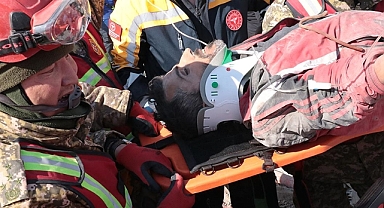 296 saat sonra enkazdan çıkarıldılar: 12 yaşındaki çocuk kurtarılamadı