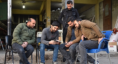 Arkadaşlarıyla birlikte iki kişiyi enkazdan kurtardı