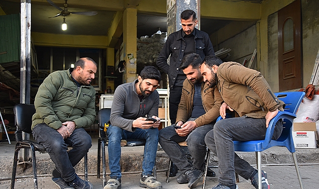 Arkadaşlarıyla birlikte iki kişiyi enkazdan kurtardı