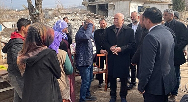 Bayraktar Şanlıurfa'da depremzede çiftçilerle görüştü