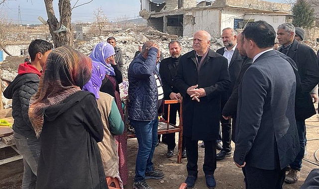 Bayraktar Şanlıurfa&#039;da depremzede çiftçilerle görüştü