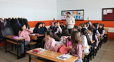 Deprem bölgesinde 100 bine yakın öğrenci nakil yaptırdı