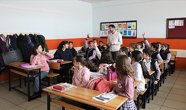 Deprem bölgesinde 100 bine yakın öğrenci nakil yaptırdı