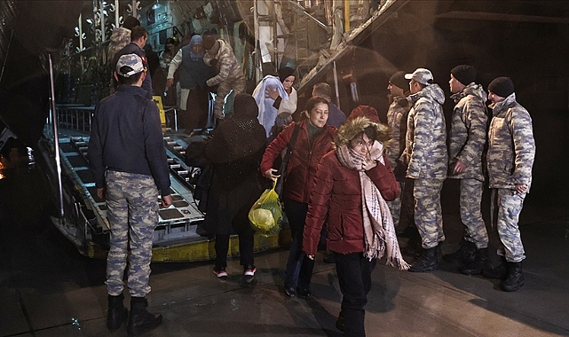 Deprem bölgesinden binlerce kişi tahliye edildi