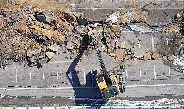Depremde çöken yollar onarılıyor