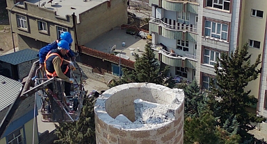 Depremde hasar gören minare kontrollü bir şekilde yıkıldı