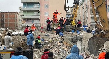 Depremde hayatını kaybedenlerin sayısı giderek artıyor