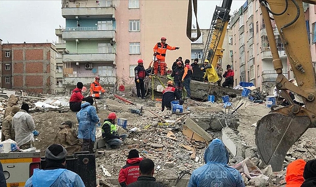 Depremde hayatını kaybedenlerin sayısı giderek artıyor