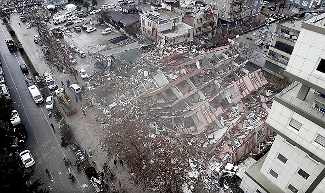 Depremde yıkılan binalarla ilgili kaç kişi tutuklandı?