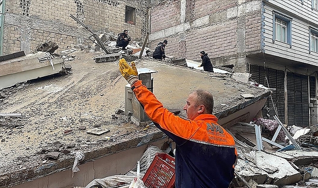 Depremin dördüncü günü: Can kaybı 14 bini geçti