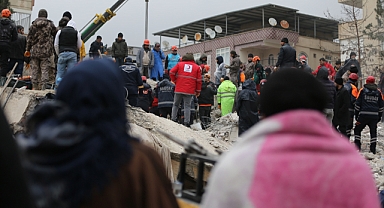 İpekyol'da enkaz altında kalanları arama kurtarma çalışmaları sürüyor