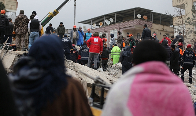 İpekyol&#039;da enkaz altında kalanları arama kurtarma çalışmaları sürüyor