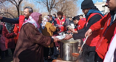 Kızılay Karaköprü'de depremzedelerin yaralarını sarıyor