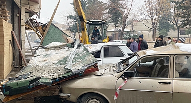 Şanlıurfa'da 3 araç çöken tentenin altında kaldı