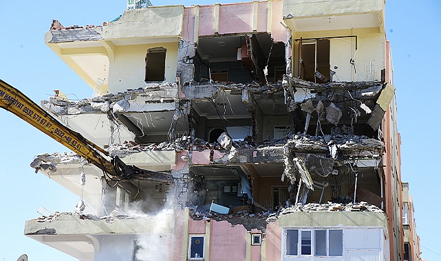 Şanlıurfa&#039;da ağır hasarlı binaların yıkımına başlandı
