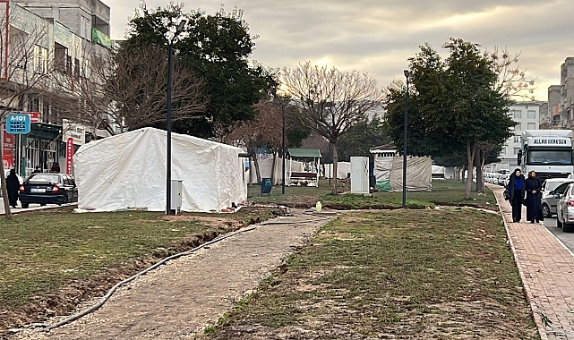 Şanlıurfa&#039;da depremzedeler kendi imkanlarıyla çadır kurdu