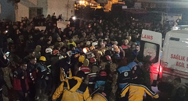 Şanlıurfa'da bir kişi 69 saat sonra enkazdan çıkarıldı
