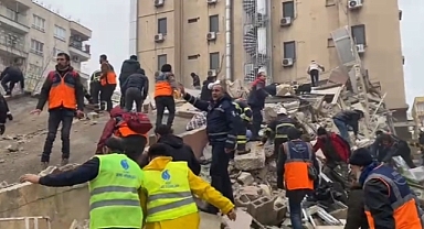 Şanlıurfa'da depremde hasar gören bina çöktü
