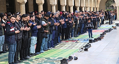 Şanlıurfa'da depremde ölenler için gıyabi cenaze namazı kılındı