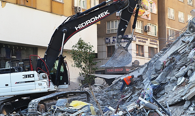 Şanlıurfa&#039;da enkaz kaldırma çalışmaları devam ediyor