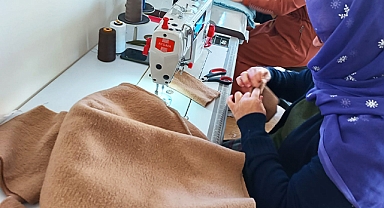 Şanlıurfa'da gönüllü kadınlar depremzedeler için kazak örüyor