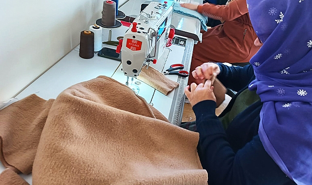 Şanlıurfa&#039;da gönüllü kadınlar depremzedeler için kazak örüyor