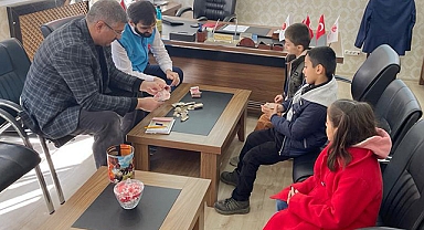Şanlıurfa'da üçüz kardeşler kumbaralarını depremzedelere bağışladı