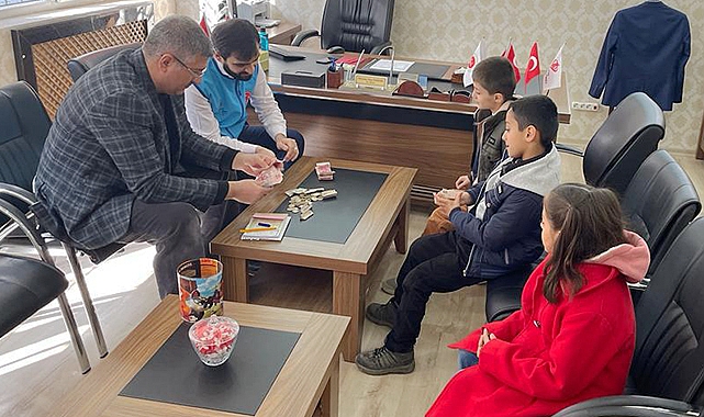 Şanlıurfa&#039;da üçüz kardeşler kumbaralarını depremzedelere bağışladı