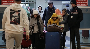 Şanlıurfa'daki bazı depremzedeler Antalya'ya gitti